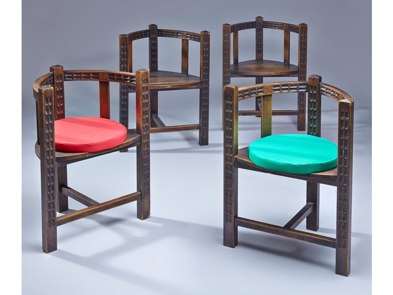 SEPT FAUTEUILS d'encoignure en chêne ciré,...
