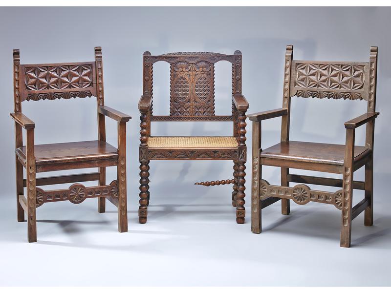 FAUTEUIL canné en chêne ciré et sculpté à...