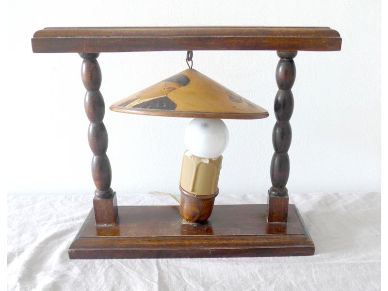 PETITE LAMPE à abat-jour pyrogravé à décor...
