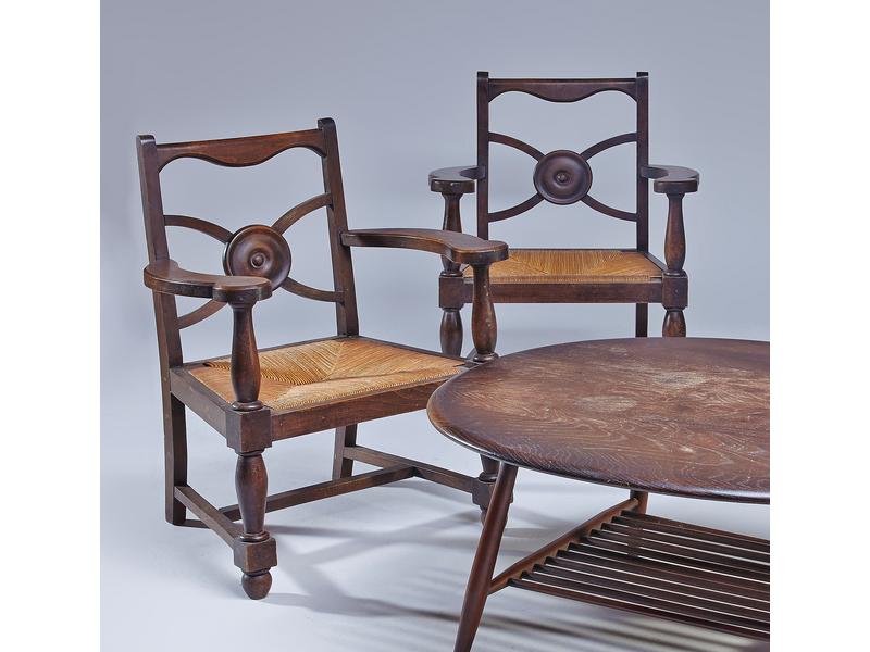 PAIRE DE FAUTEUILS bas paillés en chêne teinté...