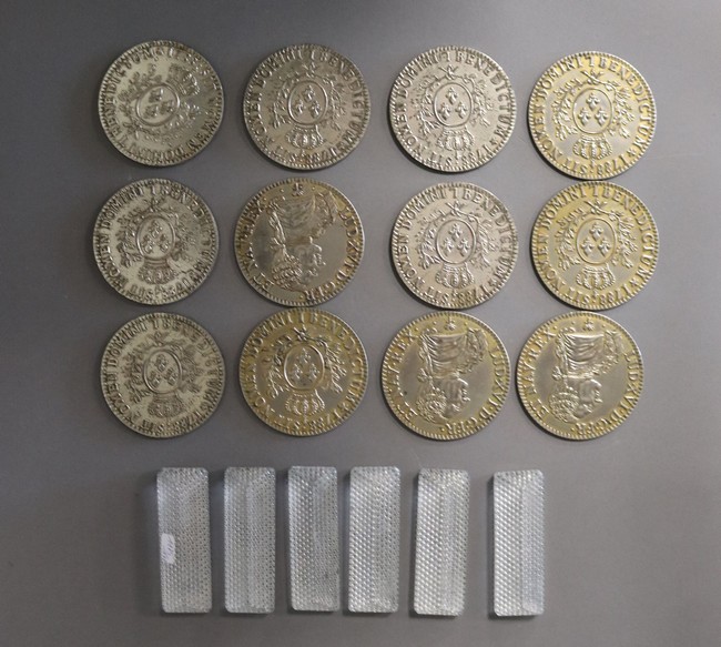 DOUZE SOUS-VERRES en métal dont neuf aux...