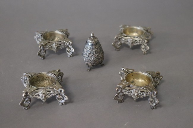 SUITE DE QUATRE SALERONS en argent moulé...