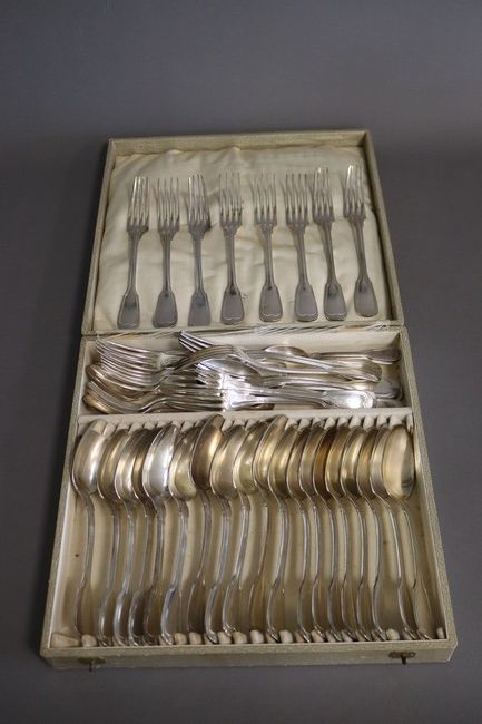 MENAGERE en métal argenté modèle à filets...