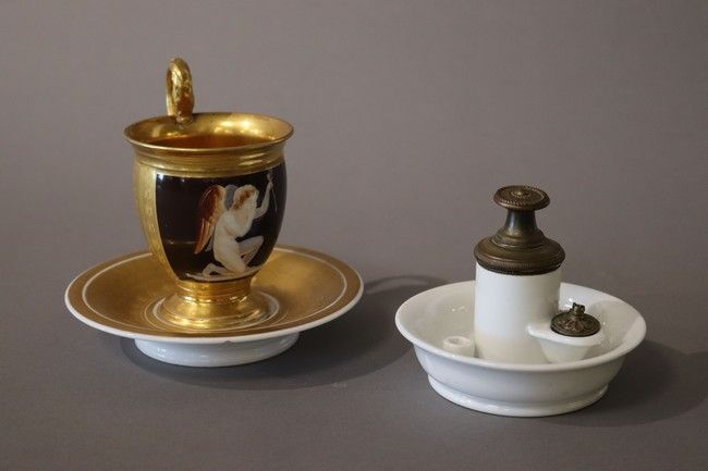 TASSE ET SOUS-TASSE en porcelaine émaillée...