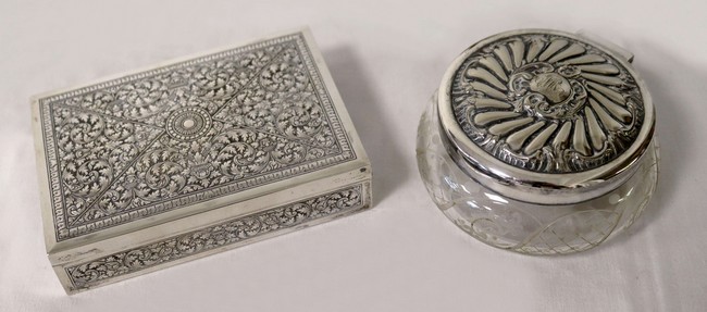 BOÎTE rectangulaire en bois et argent ciselé...