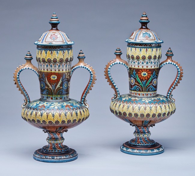 PAIRE DE GRANDS VASES COUVERTS à deux anses...