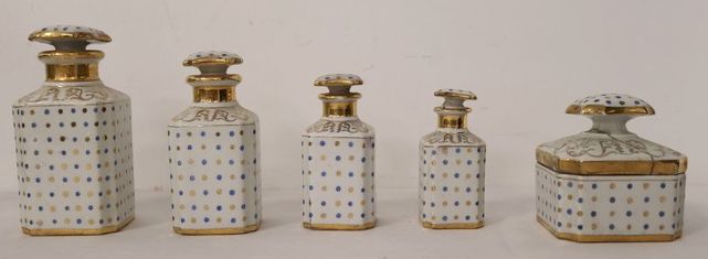 NECESSAIRE DE TOILETTE en porcelaine émaillée...