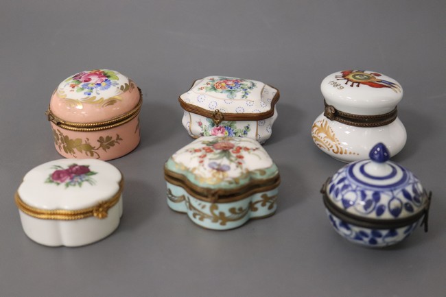 SIX PETITES BOÎTES dite à pilules, en porcelaine...