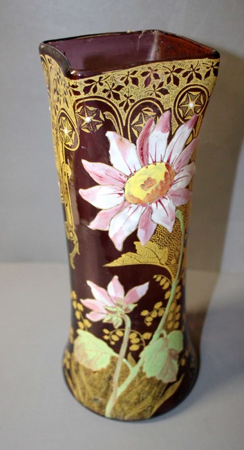 VASE cornet en verre teinté rose et émaillé...