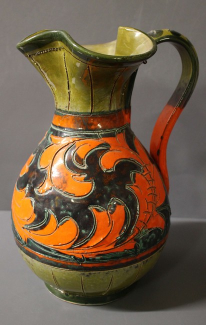 PICHET en faïence émaillée vert et orange...