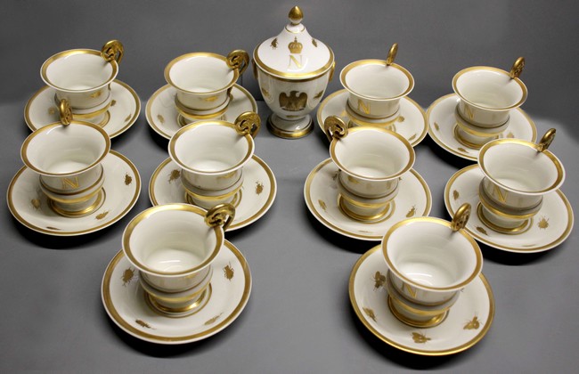 SERVICE A CAFÉ en porcelaine blanche et décor...