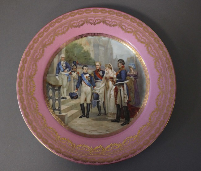 ASSIETTE en porcelaine émaillée polychrome...