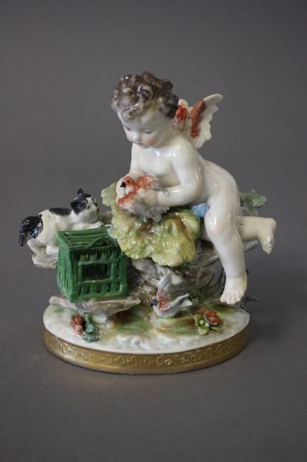 PETIT GROUPE en porcelaine émaillée polychrome...