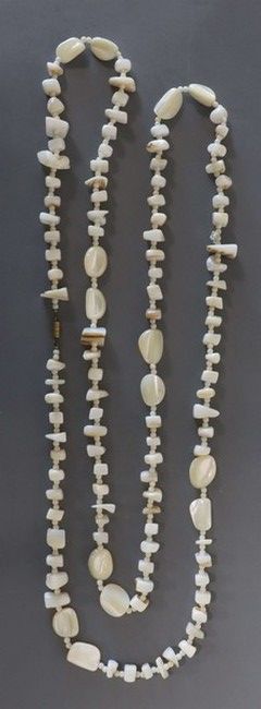 SAUTOIR en nacre, billes de pierres et roches,...