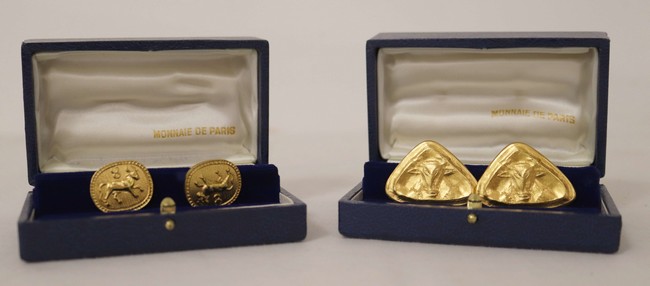 DEUX PAIRES DE BOUTONS DE MANCHETTES en métal...