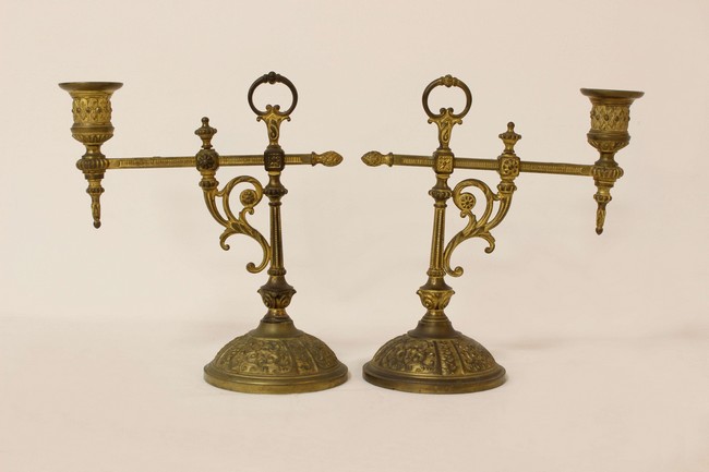 PAIRE DE BOUGEOIRS en potence, en bronze...