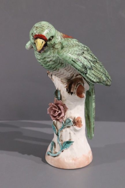 Perroquet branché en porcelaine émaillée...