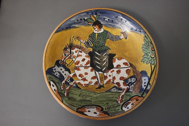 PLAT creux rond en faïence émaillée polychrome...