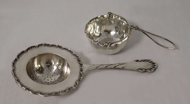 CUILLERE SAUPOUDREUSE en argent uni gravé...