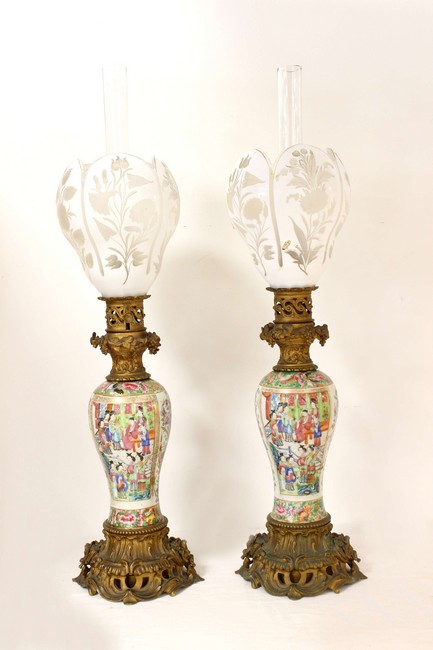 PAIRE DE LAMPES A PÉTROLES en laiton, composées...