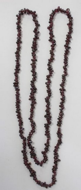 SAUTOIR de pierres fines teinté rouge.