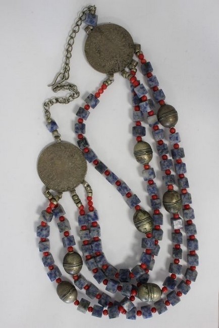 COLLIER à quatre rangs composé de cuir, de...