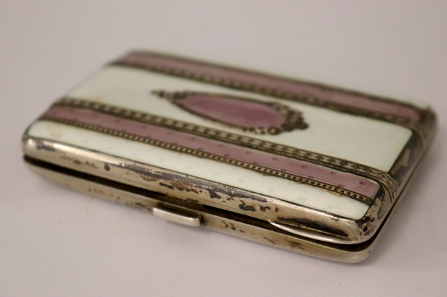 ÉTUI A CIGARETTE en argent (900), intérieur...