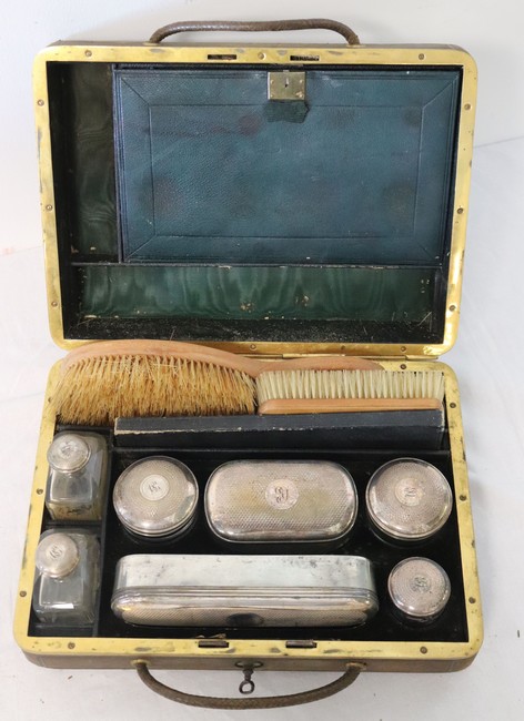 COFFRET DE TOILETTE rectangulaire gainé cuir,...