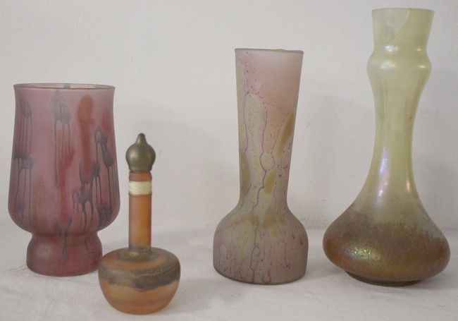 TROIS VASES et UN PETIT FLACON en verre soufflé...
