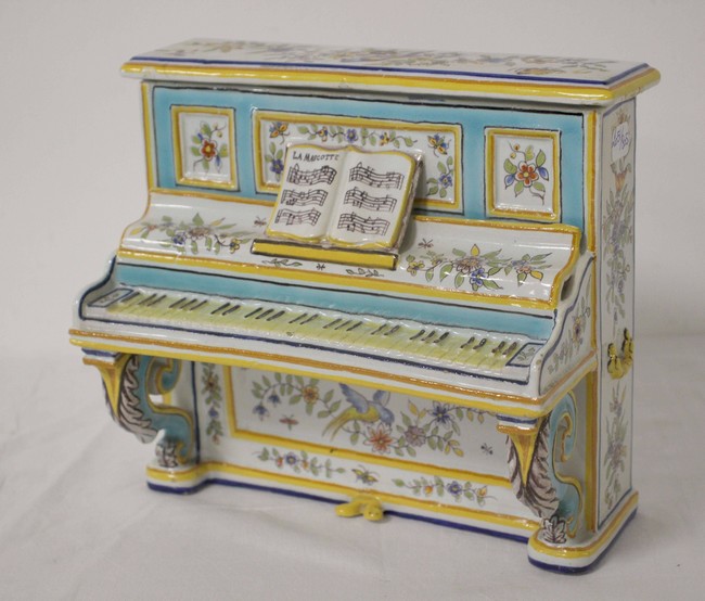 BOÎTE en forme de piano droit "La Marcotte"...