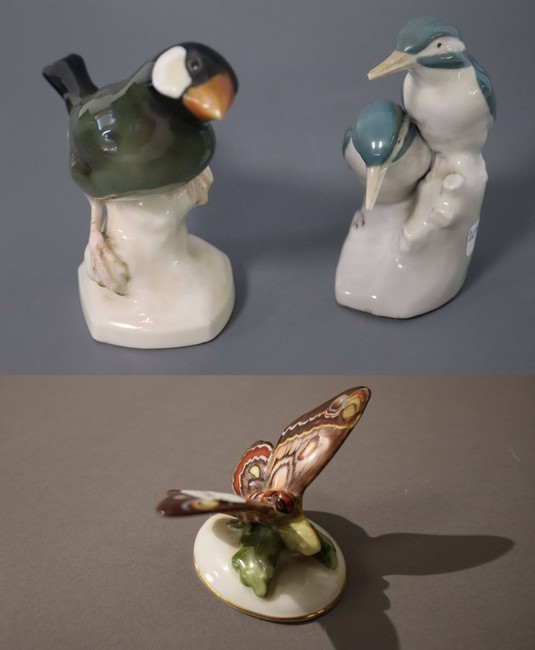 TROIS SCULPTURES en porcelaine polychrome...
