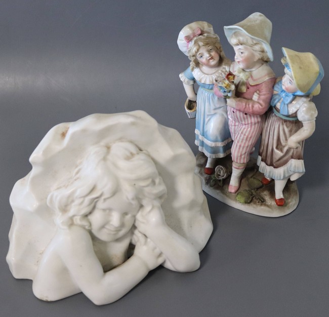 GROUPE DE TROIS ENFANTS en porcelaine polychrome...