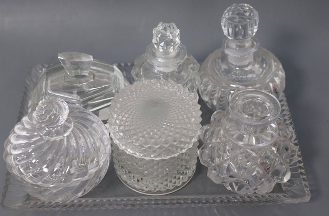ENSEMBLE DE SIX FLACONS ET BOÎTES DE TOILETTE...