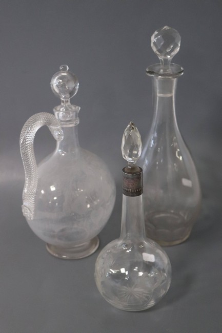 TROIS CARAFES à alcool en verre et cristal...