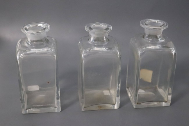 TROIS FLACONS DE TOILETTE en cristal tai...