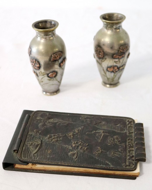 CARNET ET SA RELIURE en bronze ciselé.