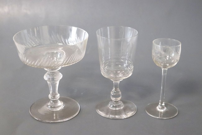 ONZE COUPES A CHAMPAGNE en cristal taillé...