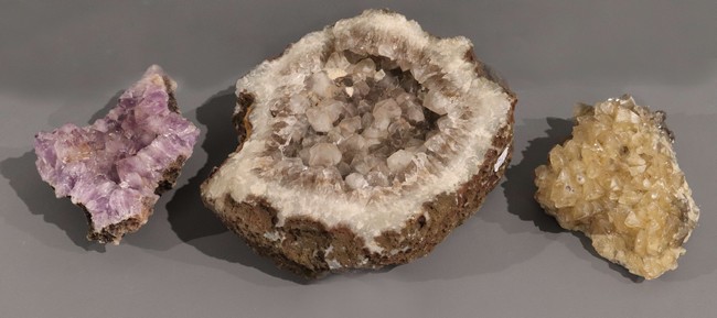 TROIS MORCEAUX DE QUARTZ dont un en géode...
