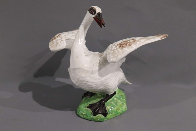 CYGNE les ailes déployées en porcelaine ...