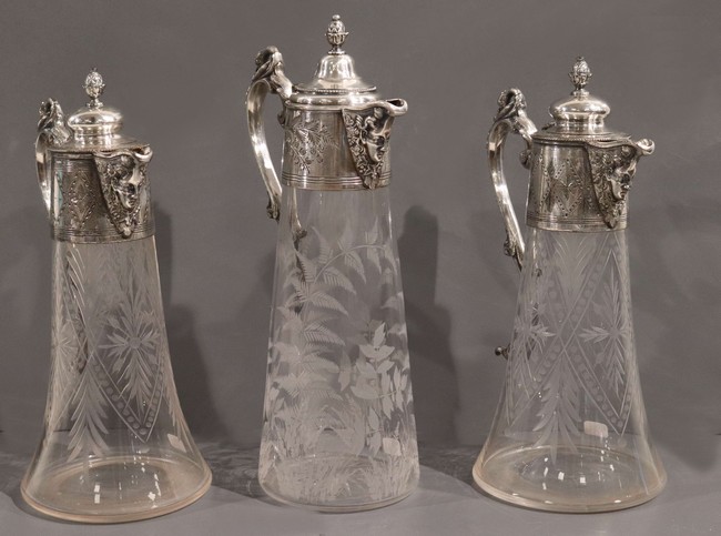 TROIS CARAFES TRONCONIQUES dont une paire,...