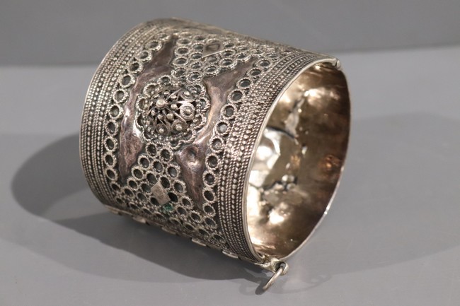 BRACELET MANCHETTE articulé en argent.