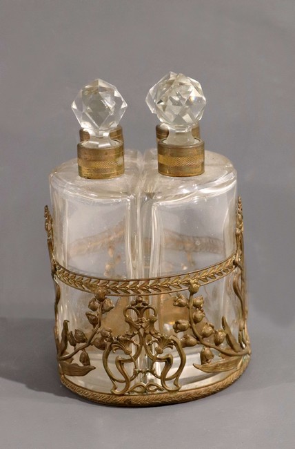 QUATRE FLACONS en cristal à bouchon à pans...