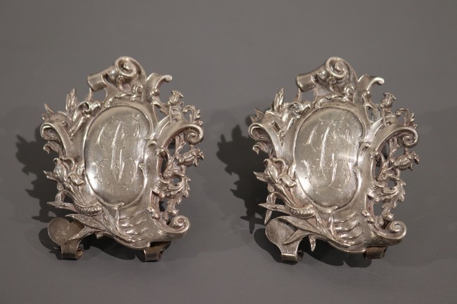 PAIRE DE PORTE-MENUS en argent à médaillon...