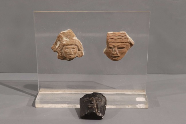 DEUX MASQUES en terre cuite et un MASQUE...