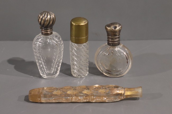 QUATRE FLACONS A SEL en cristal dont deux...