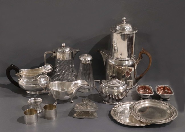 IMPORTANT LOT DE METAL ARGENTE comprenant...