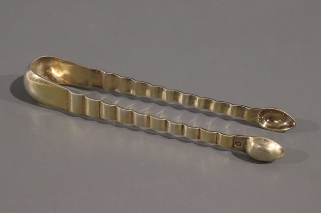 PINCE A SUCRE en vermeil à bras ondulés.