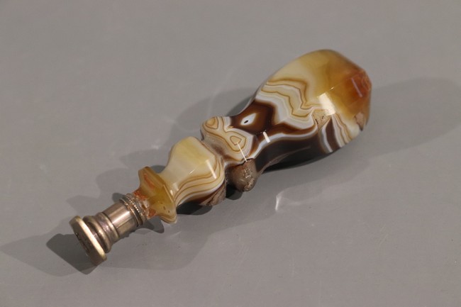 CACHET en agate sculptée, monture argent...