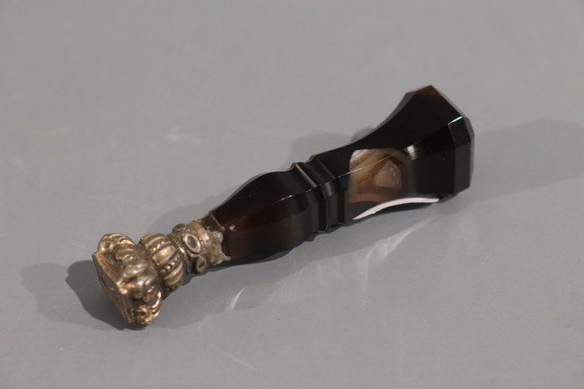 CACHET en agate sculptée, monture vermei...