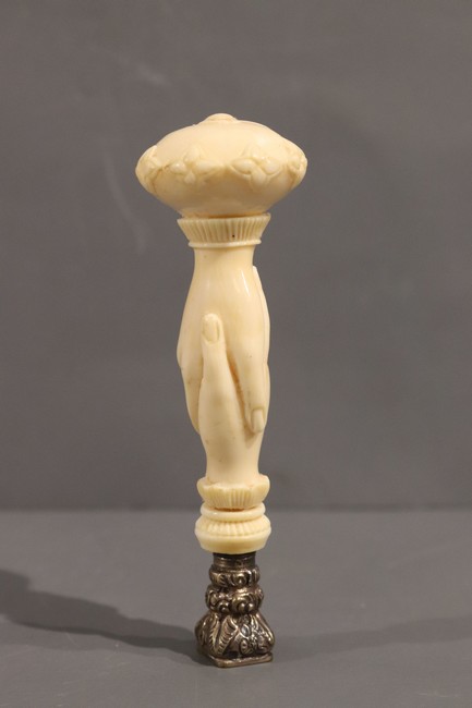 CACHET à fût en ivoire sculpté à décor d'une...